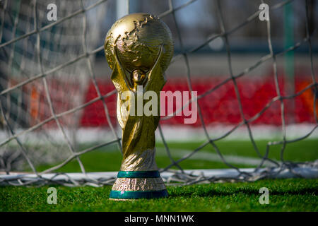 9 avril 2018 Moscou, Russie Trophée de la Coupe du Monde de la fifa sur l'herbe verte du terrain de football. Banque D'Images