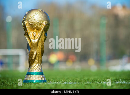 9 avril 2018 Moscou, Russie Trophée de la Coupe du Monde de la fifa sur l'herbe verte du terrain de football. Banque D'Images