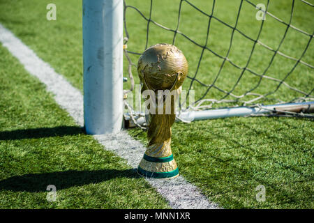 9 avril 2018 Moscou, Russie Trophée de la Coupe du Monde de la fifa sur l'herbe verte du terrain de football. Banque D'Images