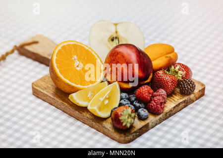 Boisson d'été traditionnels - sangria rouge, rose et blanc. Avec champagne, vin rouge et rose, fraises, oranges, citron, pomme verte et le pamplemousse. copie espace pour le texte. Banque D'Images