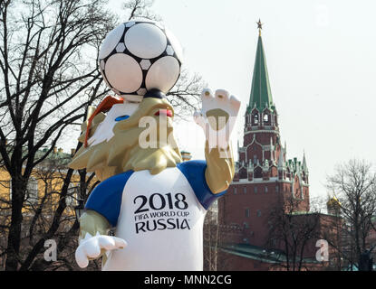Moscou, Russie - 16 Avril 2018 La mascotte officielle de la Coupe du Monde de la FIFA 2018 et la Coupe des Confédérations 2017 Zabivaka wolf au Manège Square Banque D'Images