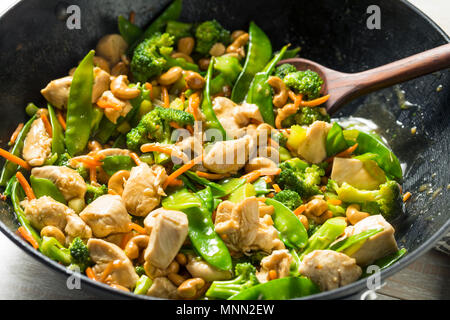 L'Asie fait maison Sauté de poulet cajou avec légumes Banque D'Images