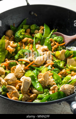 L'Asie fait maison Sauté de poulet cajou avec légumes Banque D'Images