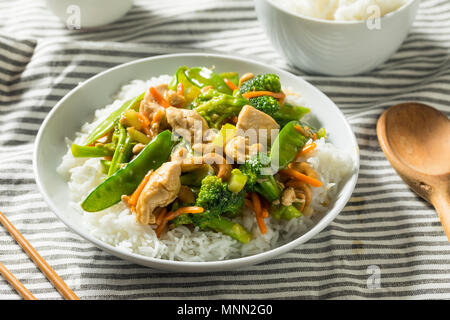 L'Asie fait maison Sauté de poulet cajou avec légumes Banque D'Images