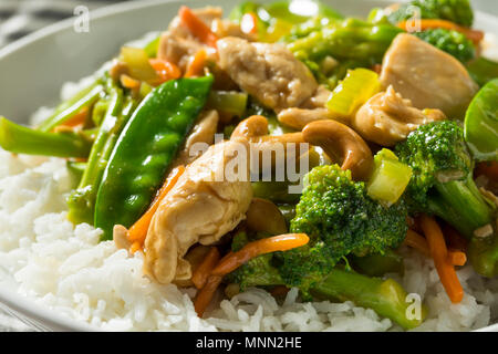 L'Asie fait maison Sauté de poulet cajou avec légumes Banque D'Images