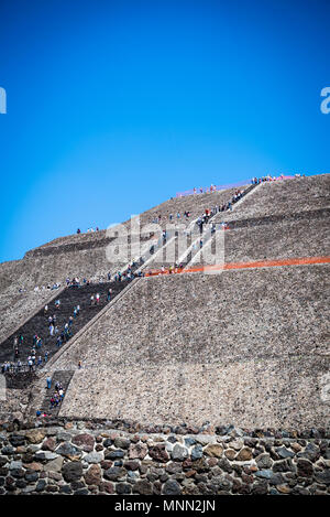 Pyramide du soleil, Teotihuacan, l'ancienne ville pré-colombienne et un complexe archéologique au nord-est de la ville de Mexico, Mexique Banque D'Images