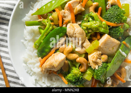 L'Asie fait maison Sauté de poulet cajou avec légumes Banque D'Images