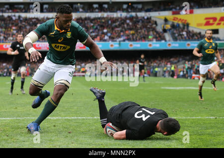 CAPE TOWN, AFRIQUE DU SUD - Samedi 7 octobre 2017, Siya Kolisi d'Afrique du Sud et Ryan Crotty de Nouvelle-Zélande au cours du Château Lager Champions Rugby Banque D'Images