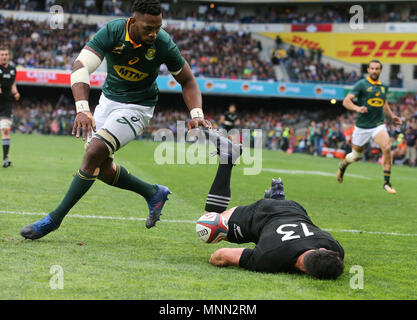 CAPE TOWN, AFRIQUE DU SUD - Samedi 7 octobre 2017, Ryan Crotty de Nouvelle-Zélande et Siya Kolisi de l'Afrique du Sud au cours du Château Lager Rugby Championsh Banque D'Images