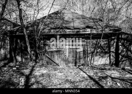 Image en noir et blanc de l'ancien bâtiment rustique en bois. Banque D'Images