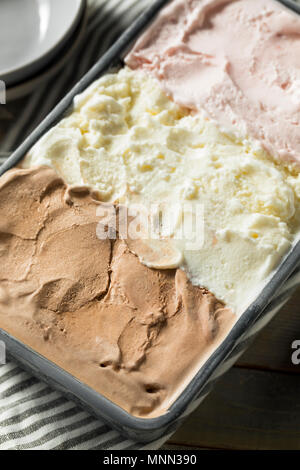 La crème glacée napolitaine fait maison avec la vanille Chocolat et Fraise Banque D'Images