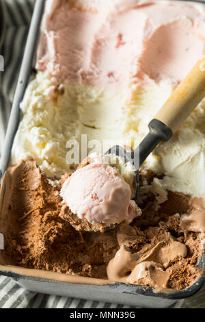 La crème glacée napolitaine fait maison avec la vanille Chocolat et Fraise Banque D'Images