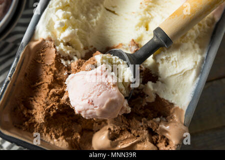 La crème glacée napolitaine fait maison avec la vanille Chocolat et Fraise Banque D'Images