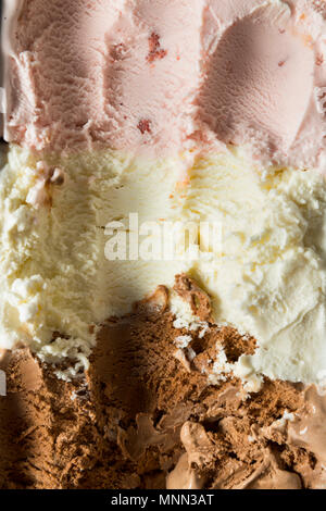 La crème glacée napolitaine fait maison avec la vanille Chocolat et Fraise Banque D'Images