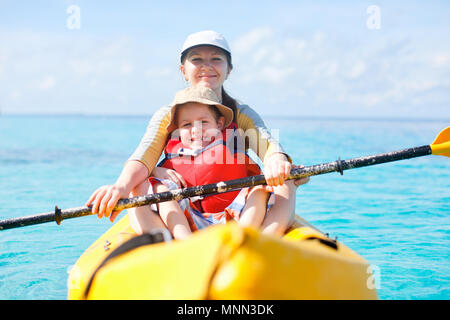 La mère et le fils de l'océan tropical au kayak Banque D'Images