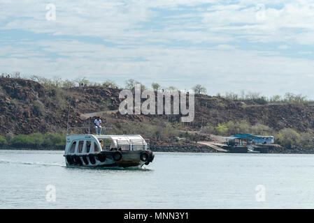 Ferry qui relie Baltra et Santa Cruz îles dans les îles Galapagos, en Équateur. Banque D'Images