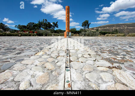 Ligne de l'équateur, monument marque le point par lequel passe l'équateur, Cayambe, Equateur, Amérique du Sud Banque D'Images