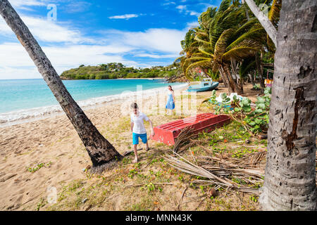 Carlisle Bay tropical idyllique plage de sable blanc, l'eau de l'océan turquoise et bleu ciel à l'île d'Antigua dans les Caraïbes Banque D'Images