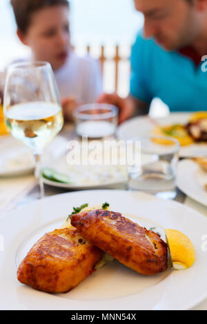 Close up de poisson blanc frit traditionnel pour le déjeuner ou le dîner au restaurant en plein air sur l'île de Mykonos, Grèce Banque D'Images