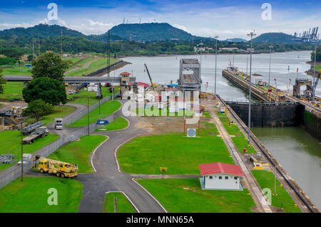 La ville de Panama, Panama - 20 avril 2018 : Le Canal de Panama est un 48-mile 77 km navigable au Panama qui relie l'océan Atlantique à l'Océan Pacifique Banque D'Images