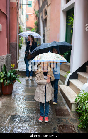 Mère de famille et deux enfants à la ruelle de Vernazza village de Cinque Terre sur jour de pluie Banque D'Images