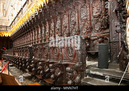 Belle sculpture en bois médiévale choeur de la Mosquée Cathédrale de Cordoue, Espagne. Banque D'Images