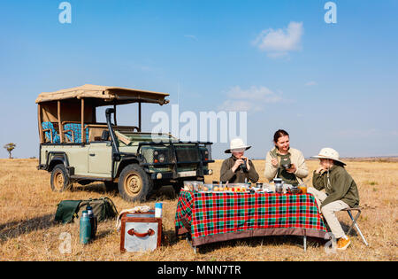 Mère de famille et enfants sur African Safari locations de profiter de petit-déjeuner bush Banque D'Images