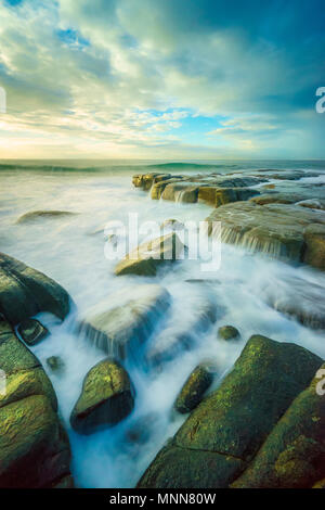 Lever du soleil sur les rochers, au point Cartwright Beach, Sunshine Coast, Queensland, Australie Banque D'Images