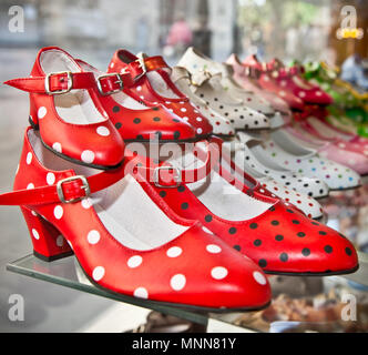 Chaussures de danse flamenco gitane ou à pois chaussures taches dans shop marché, Séville, Espagne. Banque D'Images