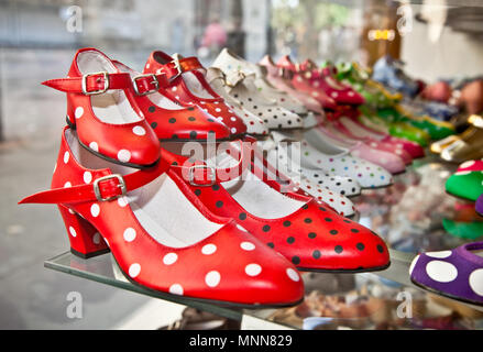 Chaussures de danse flamenco gitane ou à pois chaussures taches dans shop marché, Séville, Espagne. Banque D'Images