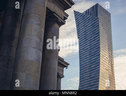 Zlota 44 bâtiment résidentiel conçu par Daniel Libeskind et palais de la Culture et de la science à Varsovie, Pologne Banque D'Images