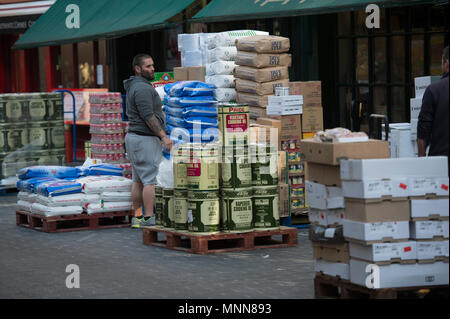 Lisle Street dans le quartier chinois de Londres dans le cas de l'approvisionnement alimentaire de déchargement pour les restaurants chinois. Banque D'Images
