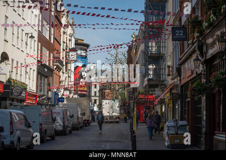 Lisle Street dans le quartier chinois de Londres avec l'Union Jack et le chinois étamine. Banque D'Images