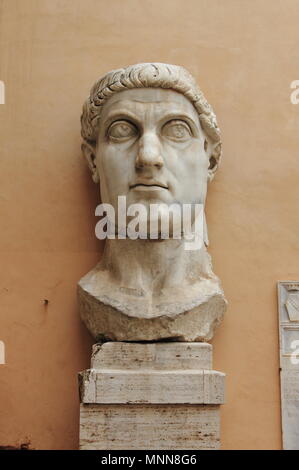 ROME, ITALIE - 1 octobre 2017 : Chef de la statue de Colosse de Constantine dans le musée du Capitole Banque D'Images