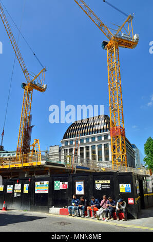 Les travaux de construction dans la région de Leicester Square, London, England, UK. Le LSQLondon abover grues bâtiment (bureaux et commerces) les constructeurs ayant une pause Banque D'Images