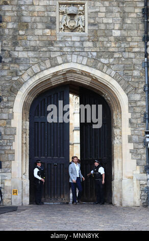 Le prince Harry pas de l'Henry VIII porte de château de Windsor avant son mariage à Meghan Markle ce week-end pour rencontrer les membres du public. Banque D'Images