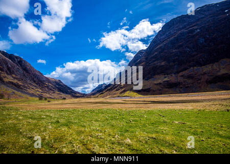 Le 'U'" de vallée de Glen Coe dans les montagnes de l'Ecosse montre son histoire de glaciation et précédent développement volcanique. Banque D'Images