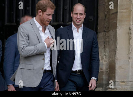 Le prince Harry et le Prince William en sortant de l'Henry VIII porte de château de Windsor avant le mariage de prince Harry à Meghan Markle ce week-end pour rencontrer les membres du public. Banque D'Images