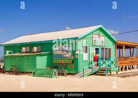 Caye Caulker, Belize - 20 décembre 2016 : bâtiment industriel à la plage à Caye Caulker. C'est une petite île près de Ambergris Caye, Belize. Banque D'Images