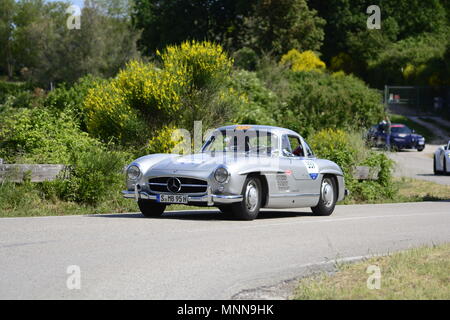 PESARO COLLE SAN BARTOLO , ITALIE - 17 MAI 2018 - Mille Miglia 2018 : la célèbre italia Banque D'Images