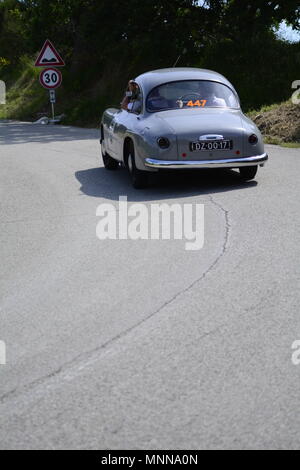 PESARO COLLE SAN BARTOLO , ITALIE - 17 MAI 2018 - Mille Miglia 2018 : la célèbre italia Banque D'Images