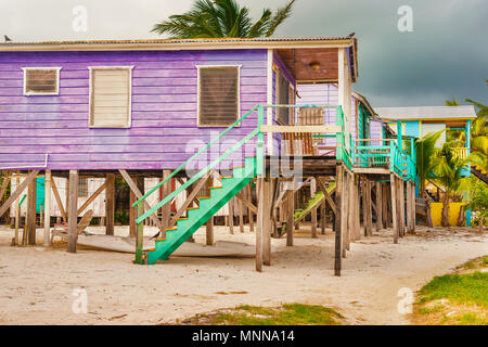 Vue sur les maisons à Caye Caulker. C'est une petite île près de Ambergris Caye, Belize. Banque D'Images