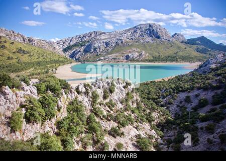 Vue aérienne de l'Embalse de Cuber en plein air dans une vallée avec un réservoir d'eau dans l'arrière-plan Banque D'Images