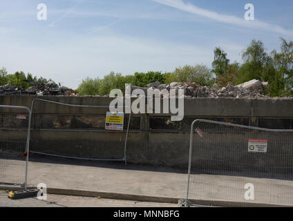 Clôture de sécurité en acier avec section manquante devant le site de démolition, ancien siège de la police à bury lancashire au royaume-uni Banque D'Images