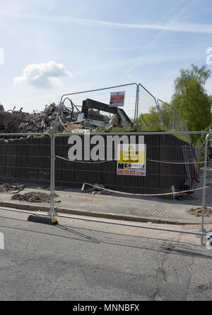 Escrime de sécurité en acier avec panneau d'avertissement danger pour le chantier de démolition devant le chantier de démolition, ancien siège de la police à bury lancashire au royaume-uni Banque D'Images