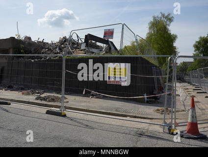 Panneau avant de clôtures de sécurité avec danger de démolition en cours du site de démolition de bury lancashire au royaume-uni Banque D'Images