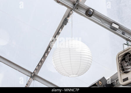 Libre de pendre un white paper ball parti ou d'une sphère de lanterne lumière plafond dans restaurant avec ventilateur, haut-parleurs Banque D'Images