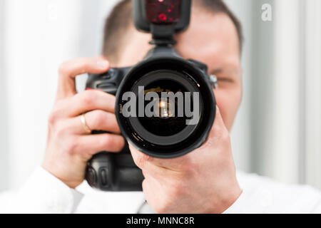 Un jeune photographe de mariage, anneau, dans l'article sur la chemise avec un appareil photo, le flash externe, la prise de photos de gros plan macro lens, réflexion Banque D'Images