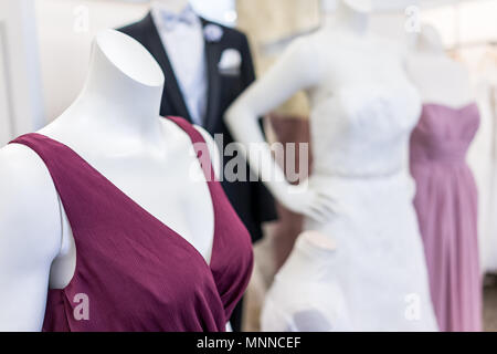 Beaucoup de mariage mariée et le marié, mère, demoiselle des mannequins au violet, rose tenue de mariage, costume cravate papillon, et robe blanche à boutique s Banque D'Images