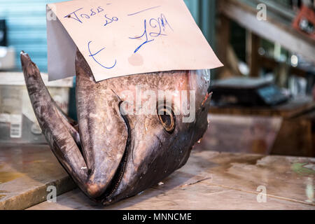 Chef d'un thon frais à la vente sur un marché en Sicile Banque D'Images